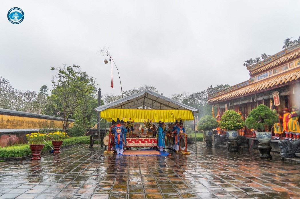 Lowering Neu Pole, Opening Seal to Celebrates New Year