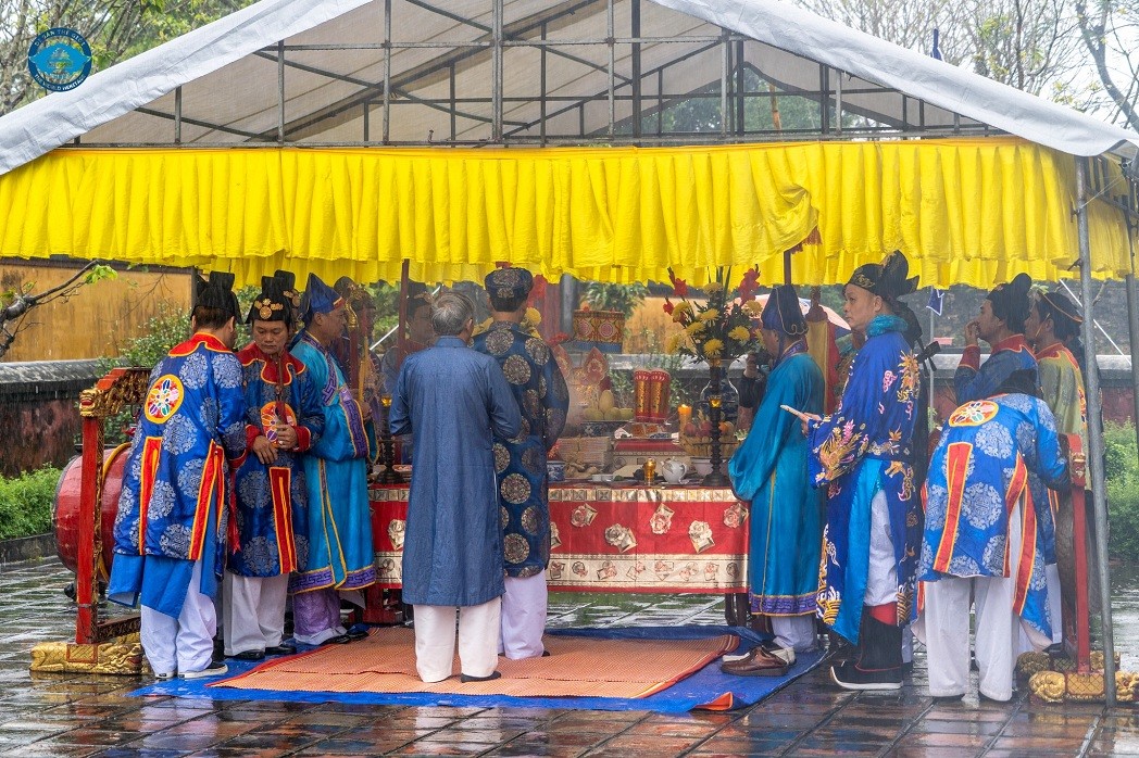 Lowering Neu Pole, Opening Seal to Celebrates New Year