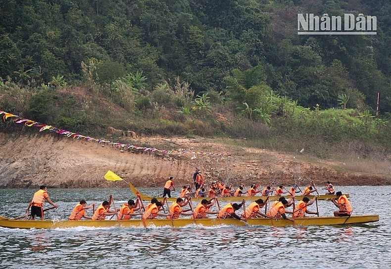 The traditional boat race festival on Da river kicked off in Quynh Nhai District, Son La Province on January 28.