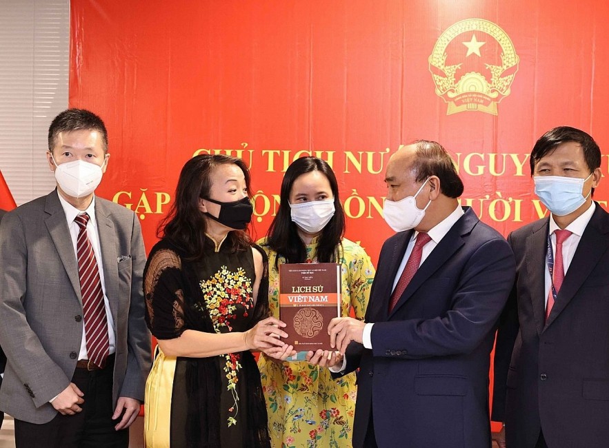 In September 2021, President Nguyen Xuan Phuc presented a 15-volume set of Vietnamese history books to Professor Nguyen Thi Lien Hang and Vietnam Studies at Columbia University, New York. Photo: Thanh Nien