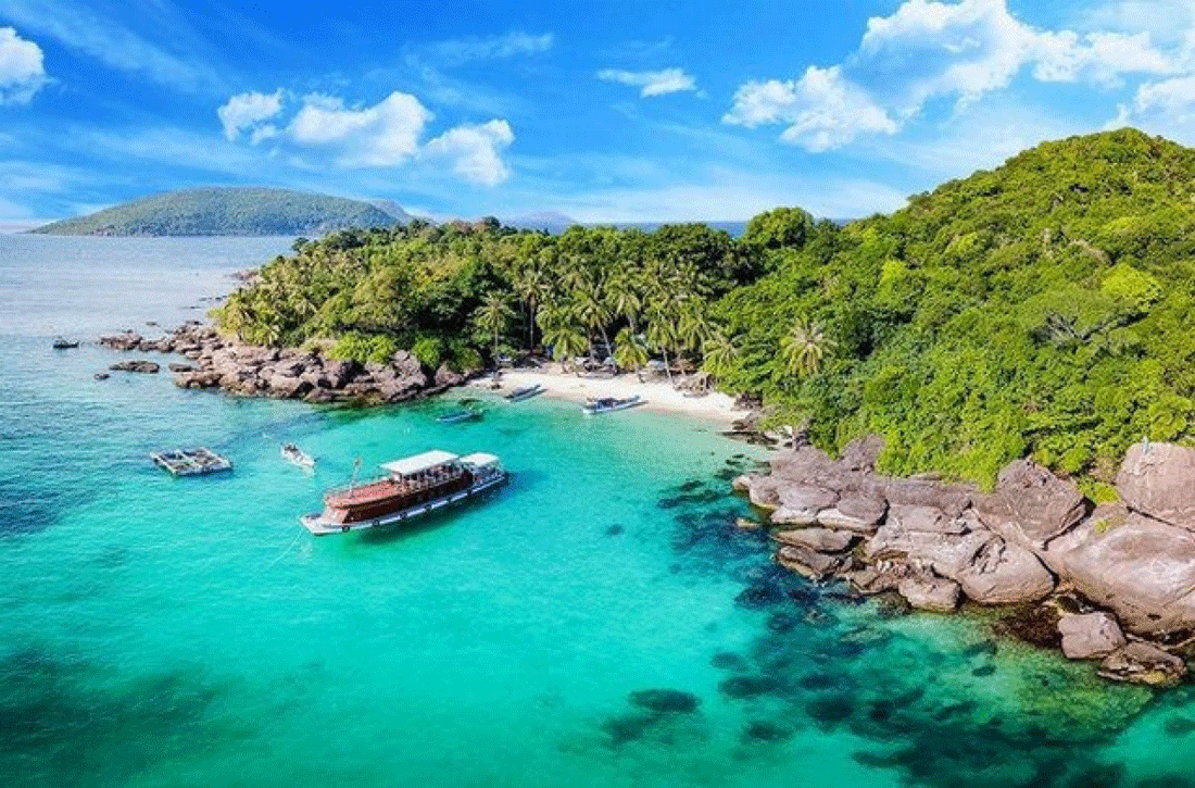 Con Dao is named in the list of among 16 best island vacations in the world (Photo: chinhphu.vn)