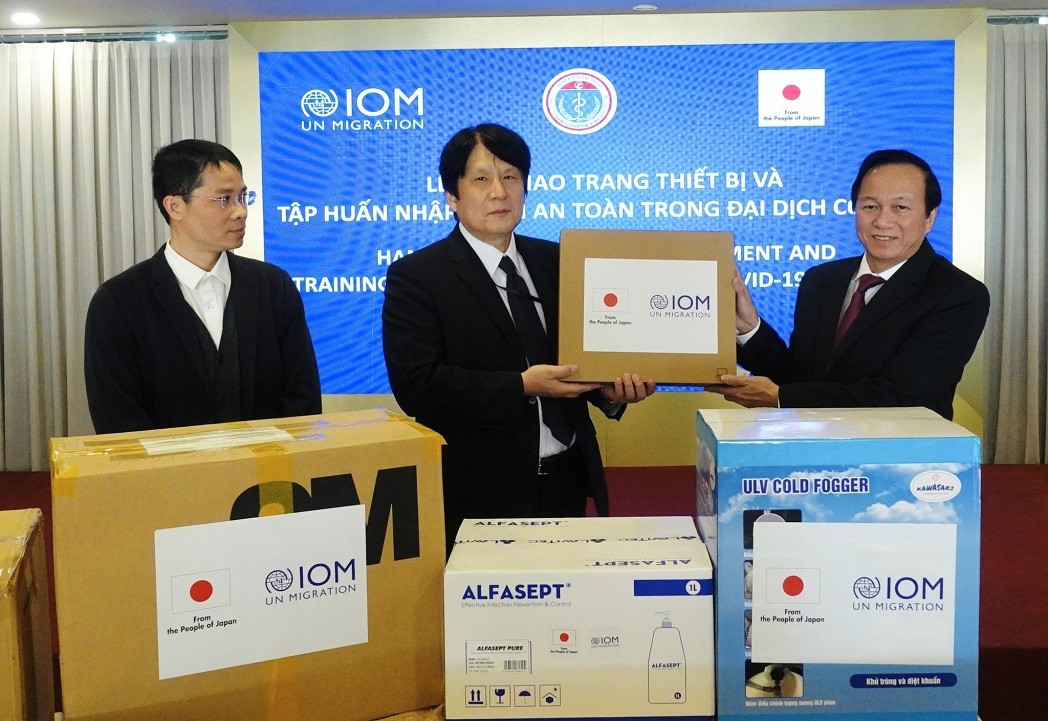 The donation funded by the Japanese government and IOM for Quang Tri province include essential hygiene supplies such as soap and hand-sanitizer, and medical equipment such as temperature screening thermographic, contactless thermometers and disinfection sprayers