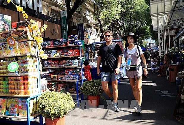 Foreign tourists visit book street in Ho Chi Minh City on the occasion of Tet (Lunar New Year) holiday. (Photo: VNA)