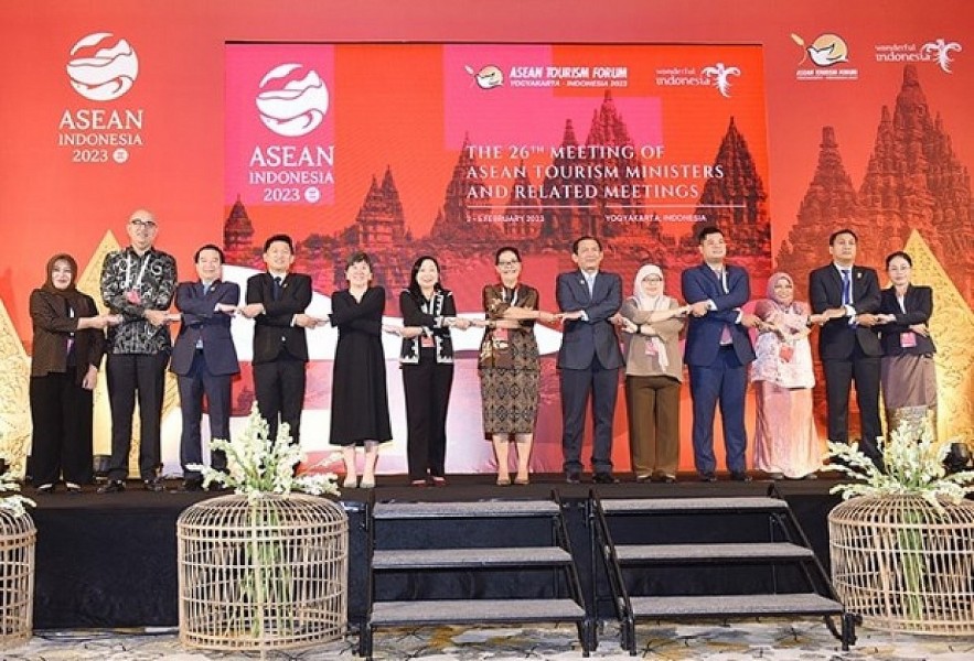 Heads of delegations of ASEAN member states to the event pose for a group photo (Photo: VNA)