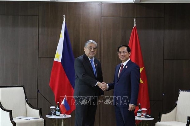 Foreign Minister Bui Thanh Son (R) meets with his Philippine counterpart Enrique A. Manalo. Photo: VNA