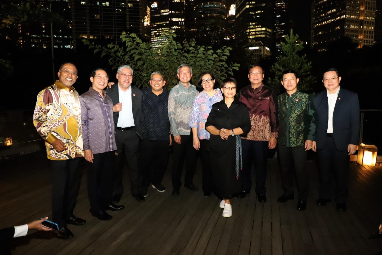 the Foreign Ministers dinner at Langit Senayan Rooftop, Plataran Senayan, on the occasion of The 32nd ASEAN Coordinating Council Meeting and the ASEAN Foreign Ministers’ (AMM) Retreat.