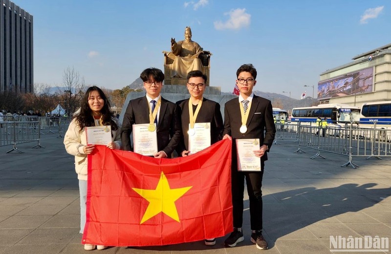 4 students from Le Hong Phong High School for the Gifted (Nam Dinh) won Gold Medals at WICO 2023, held in Korea. Photo: Nhan Dan 
