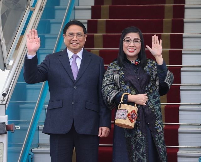 Prime Minister Pham Minh Chinh and his wife Le Thi Bich Tran and a high-ranking Vietnamese delegation left Hanoi for an official visit to the Republic of Singapore. Photo: VGP