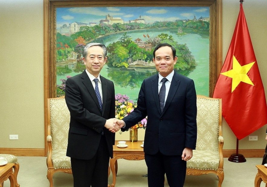 Deputy Prime Minister Tran Luu Quang (R) receives Chinese Ambassador Xiong Bo in Hanoi on February 8. (Photo: VGP)