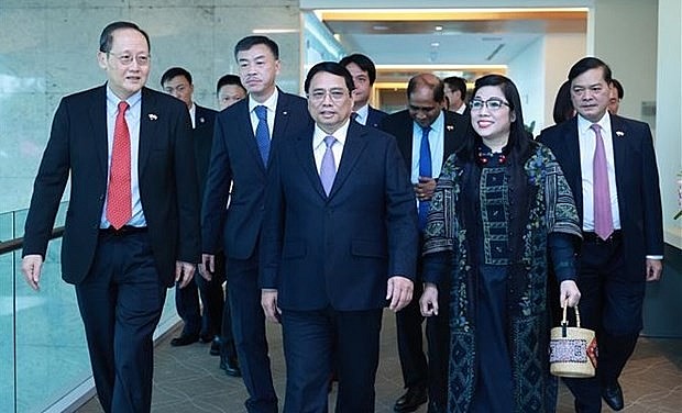 Prime Minister Pham Minh Chinh, his spouse, and a high-ranking Vietnamese delegation arrive in Changi Airport on February 8 afternoon. (Photo: VNA)