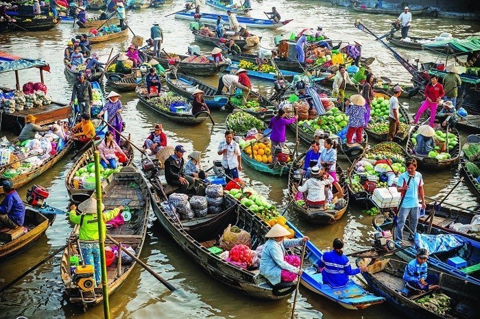 The floating market is an attractive destination for domestic and international tourists. Photo: Vietravel