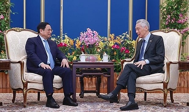 Prime Minister Pham Minh Chinh (L) and Prime Minister Lee Hsien Loong at their talks. (Photo: VNA)