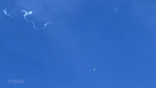The Chinese balloon falls after being shot down by a US fighter jet off the coast of Carolina on February 4 afternoon. (Photo: AFP/VNA)