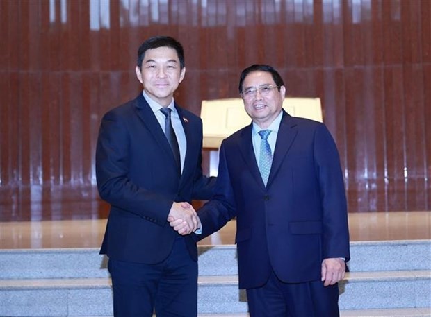 PM Pham Minh Chinh (R) and Speaker of the Singaporean Parliament Tan Chuan-Jin at their meeting in the city state on February 9. Photo: VNA
