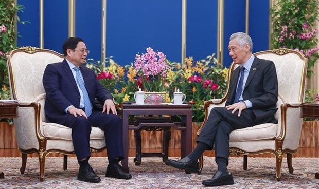 Prime Minister Pham Minh Chinh (L) and Prime Minister Lee Hsien Loong at their talks. Photo: VNA