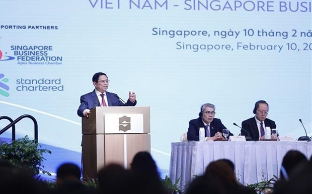 Prime Minister Pham Minh Chinh speaks at the Vietnam – Singapore business forum. Photo: VNA