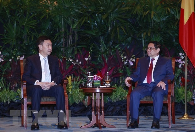 PM Pham Minh Chinh (R) receives Loh Chin Hua, CEO of Keppel Corporation. Photo: VNA