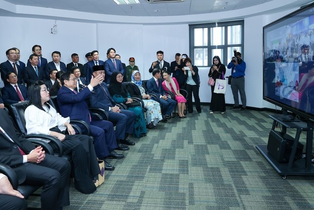 PM Chinh Meets Vietnamese Community, Visits Universiti Brunei Darussalam
