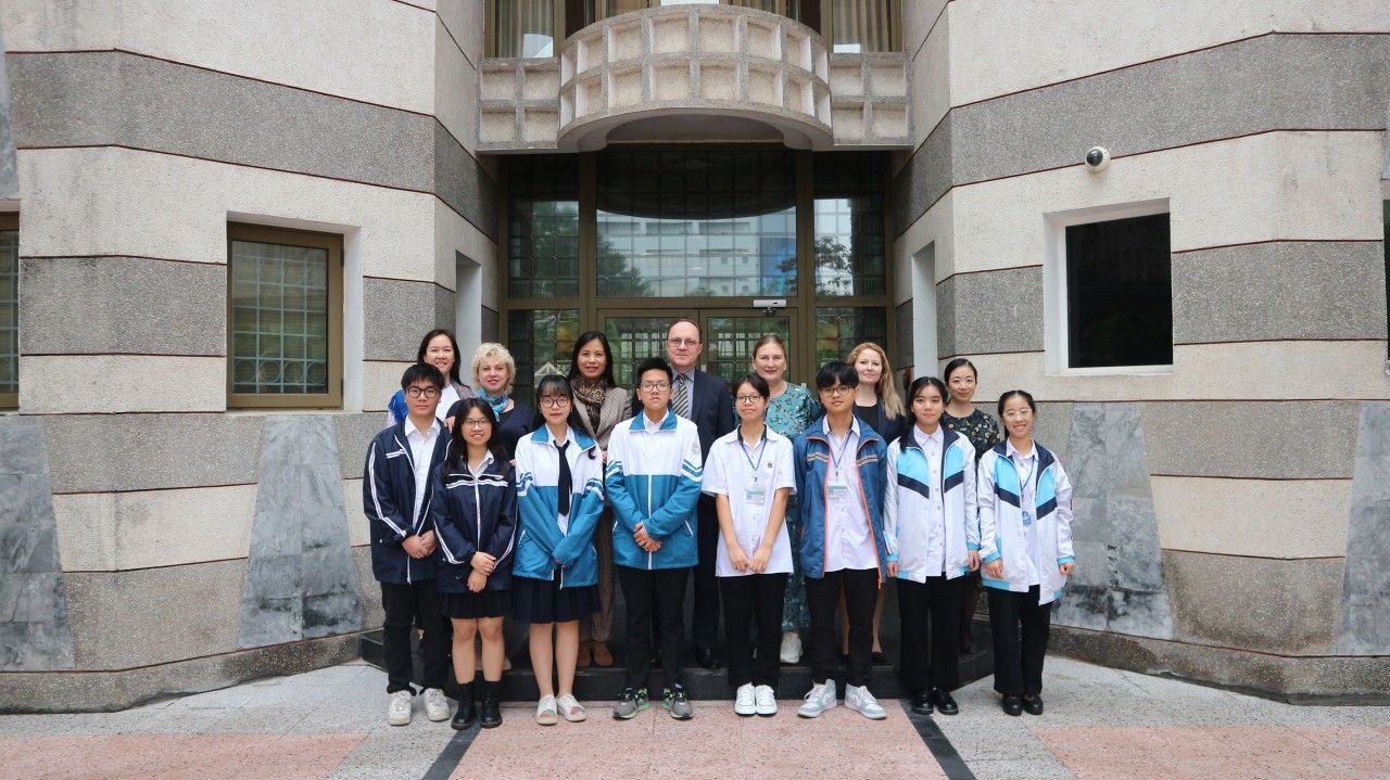 Ambassador Meets Russian-taught Pupils in Vietnamese Specialized Schools