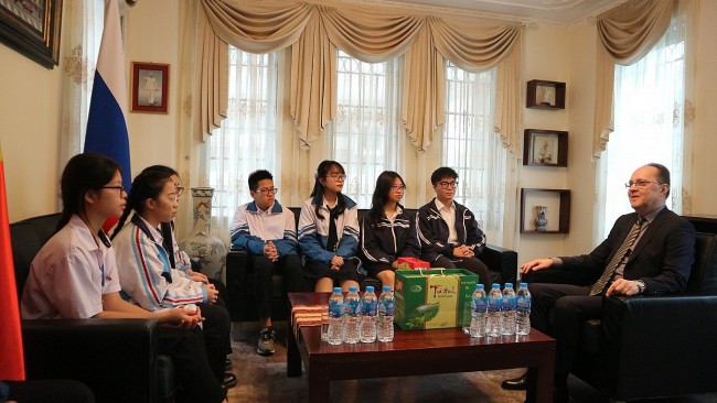 Ambassador Meets Russian-taught Pupils in Vietnamese Specialized Schools