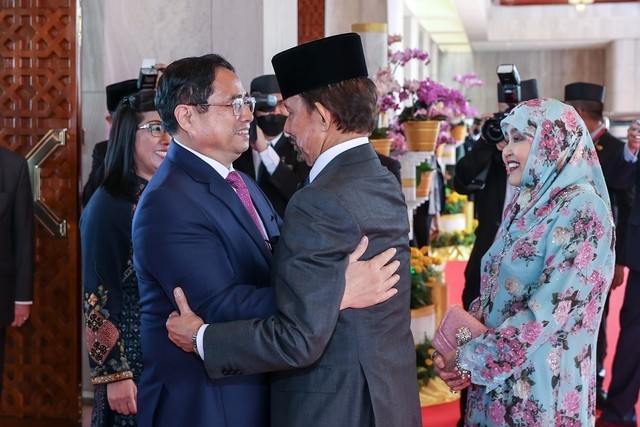 PM Pham Minh Chinh (R) and Sultan of Brunei Hassanal Bolkiah. Photo: VGP