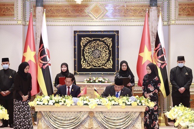 At the signing and exchange of the Action Plan on the implementation of Vietnam-Brunei comprehensive partnership for the 2023-2027 period and a diplomatic note on visa waiver for diplomatic and official passport holders. Photo: VGP