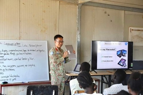 Major Nguyen Van Thu, a logistics officer at UNISFA, has volunteered to do the job as a teacher in Abyei every Friday. He teaches information technology (IT) for students of Abyei High School. 