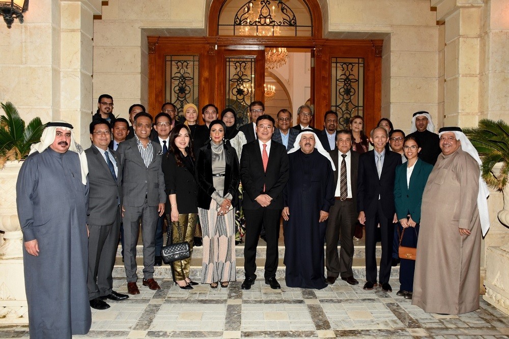 Deputy Minister Pham Quang Hieu worked with Vice Chairwoman of the ASEAN-Bahrain Council Feryal Abdullah Nass, met representatives of Bahraini businesses and some Vietnamese businessmen living and working in Bahrain. Source: Ngoc Nguyen