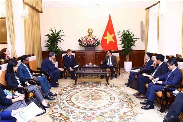 The meeting between Foreign Minister Bui Thanh Son (R) and the EU-ABC and EuroCham delegation in Hanoi on February 15. Photo: VNA