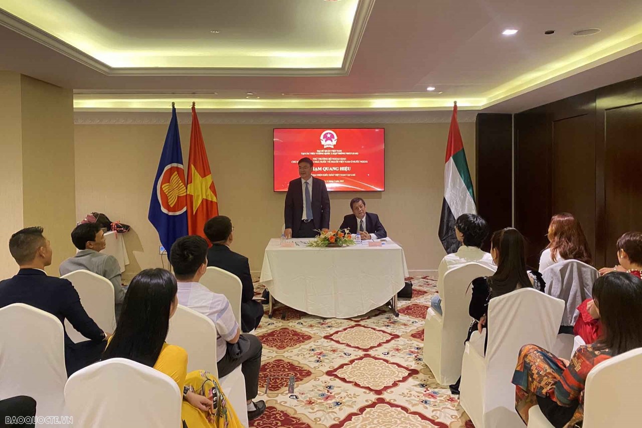 Meeting representatives of the Vietnamese community in the UAE. Photo: TG&VN