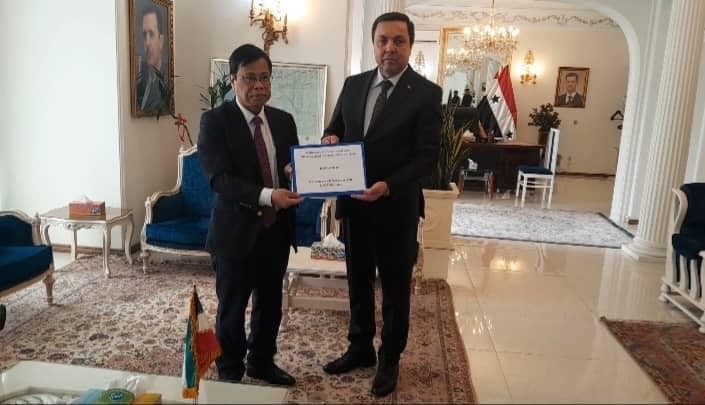 On February 14, at the headquarters of the Syrian Embassy, Ambassador Luong Quoc Huy signed the mourning book and handed over the donation of USS 1,000 to the Syrian Ambassador to Iran Daiyoub. Daiyoub expressed his sincere thanks to the Government and people of Vietnam for always supporting and helping the Syrian Government and people in the past and present.