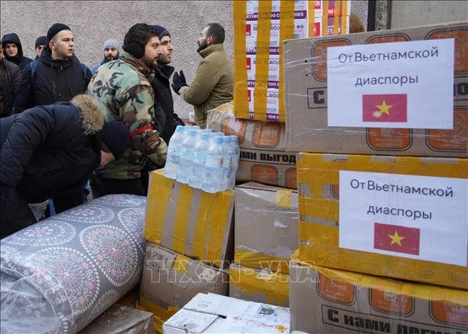 The Vietnamese community in Russia has donated a shipment of canned and instant food for children and adults and some essential goods to be sent to Syria to help victims of the recent terrible earthquake. Photo: VNA