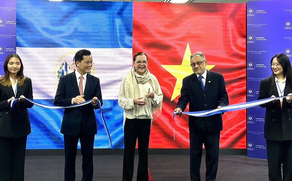 El Salvador’s Minister of Foreign Affairs Alexandra Hill Tinoco (middle) and Vietnam’s Foreign Deputy Minister Ha Kim Ngoc (second from left) cut the ribbon to open the El Salvador Embassy in Hanoi on February 15. Photo: