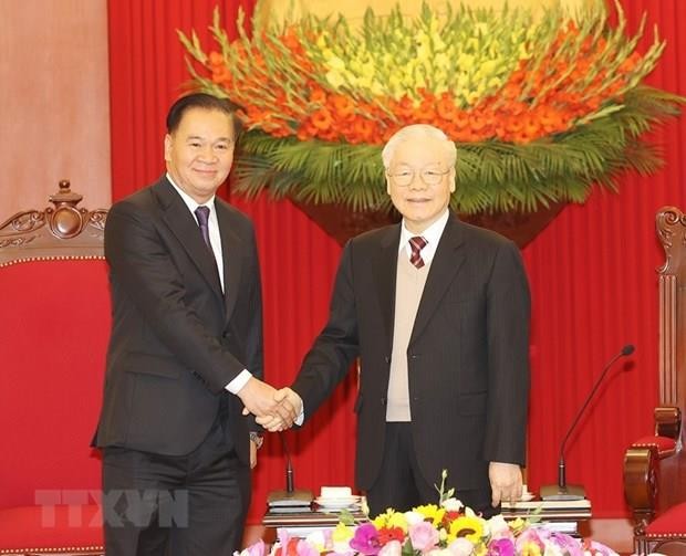 Party General Secretary Nguyen Phu Trong (R) receives Chief of Office of the Lao People’s Revolutionary Party (LPRP) Central Committee Thongsalith Mangnomek. Photo: VNA