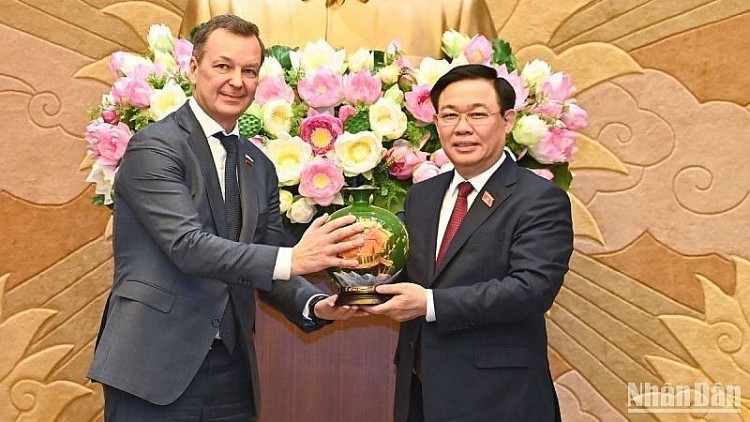 National Assembly Chairman Vuong Dinh Hue and First Deputy Speaker of the Russian Federal Assembly’s Federation Council Andrey Yatskin. Photo: NDO