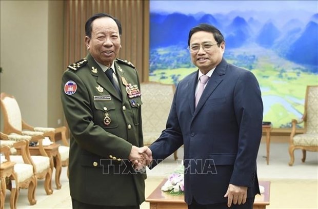 Prime Minister Pham Minh Chinh (R) receives General Tea Banh, Deputy Prime Minister and Minister of National Defence of Cambodia. Photo: VNA
