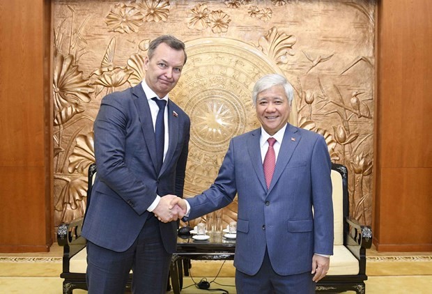 Secretary of the Party Central Committee and President of  Vietnam Fatherland Front (VFF) Central Committee Do Van Chien (R) receives First Deputy Speaker of Russian Federal Assembly’s Federation Council Andrey Yatskin. Photo: VNA