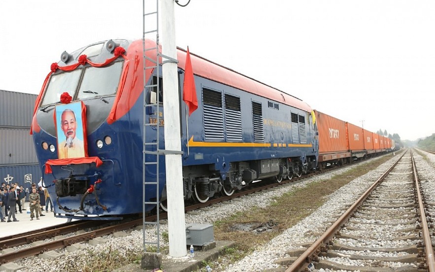 A Vietnam Railway (VNR) train carrying commodities departs from Kep station on February 18 morning en route to China’s Pingxiang station. (Photo: baobacgiang.com.vn)