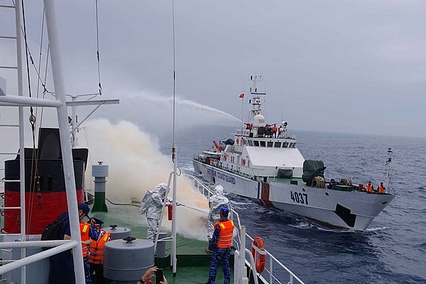 Officers and crew members of visiting Settu patrol ship of the Japan Coast Guard and Vietnam Coast Guard Region 2 Command at the joint traing session. (Photo: VNA)