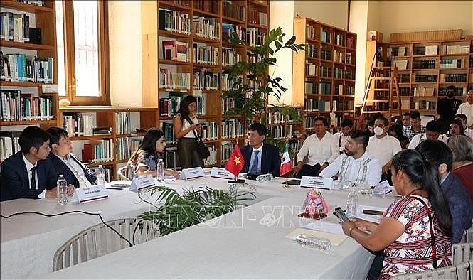 A working session of the Vietnamese Embassy delegation with the Oaxaca State Department of Tourism. Photo: VNA