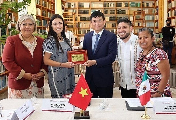 Ambassador Nguyen Hoanh Nam (C) presents a sourvernir to Oaxaca’s deputy minister of tourism Fernanda Schmidt Ruiz. (Photo: VNA)