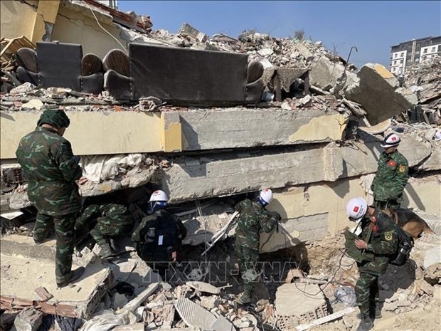The team of the Vietnam People’s Army searches a location in Hatay province of Turkey. Photo: VNA
