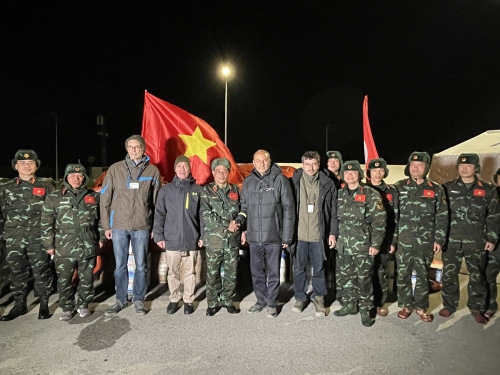 Representatives of the Vietnamese rescue force and the National Coordinating Agency of the Disaster and Emergency Management Presidency (AFAD) at the handover ceremony. Photo: VNA