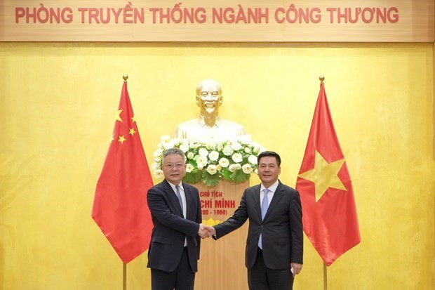Minister of Industry and Trade Nguyen Hong Dien (R) and the visiting Secretary of the Party Committee of China’s Hainan province, Shen Xiaoming. Photo: VNA