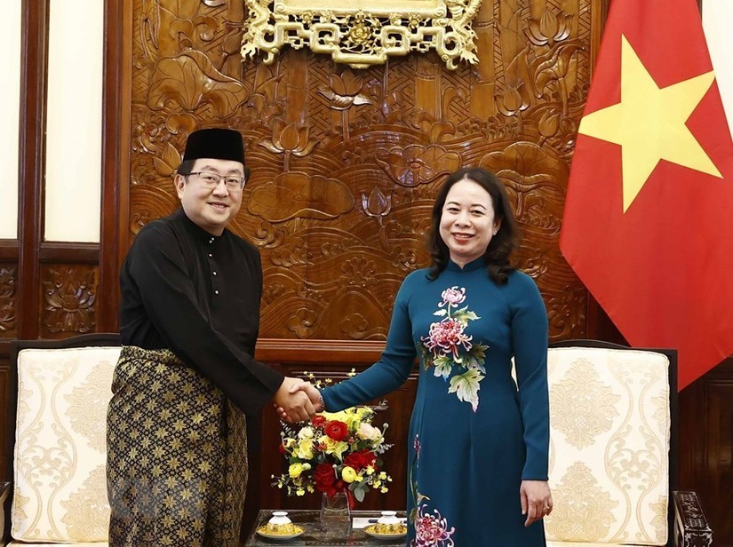 At the reception for Malaysian Ambassador Tan Yang Thai, Acting President Xuan agrees with his proposal of stepping up delegation exchanges this year. Photo: VNA