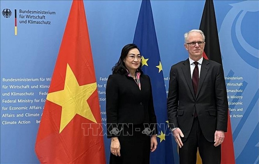 Vietnamese Deputy Minister of Industry and Trade Phan Thi Thang (L) and State Secretary at the German Ministry of Economic Affairs and Climate Action (BMWK) Udo Philipp co-chair the second Vietnam –Germany Joint Committee on Economic Cooperation in Berlin on February 23. (Photo: VNA)