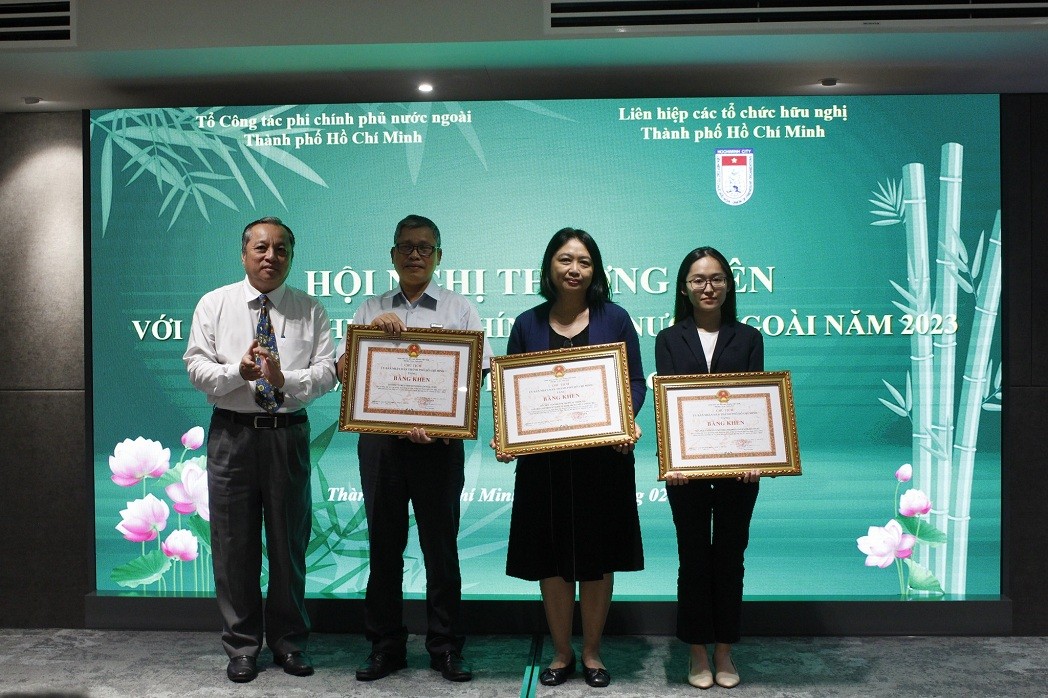 Representatives of foreign NGOs received certificates of merit from the People's Committee of Ho Chi Minh City. Photo: HUFO