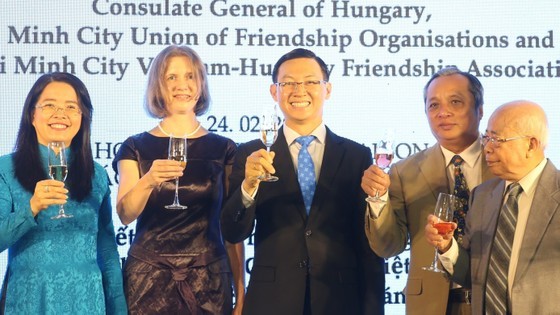 Director of the HCMC Department of Foreign Affairs Tran Phuoc Anh and the Consulate General of Hungary in HCMC Szilvia Szojka toasted to celebrate 73 years of establishing Vietnam-Hungary diplomatic relations. Photo: Minh Dung 