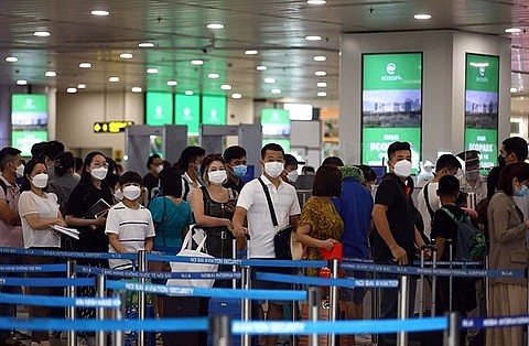 Passengers waiting in line to board a plane at Noi Bai International Airport in Ha Noi. — VNA/VNS Photo Huy Hung