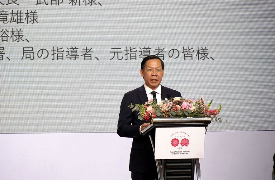 Phan Van Mai, leader of the Ho Chi Minh City administration, speaks at the inauguration ceremony of the festival.